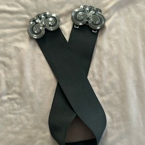 Front clasp belt - black.